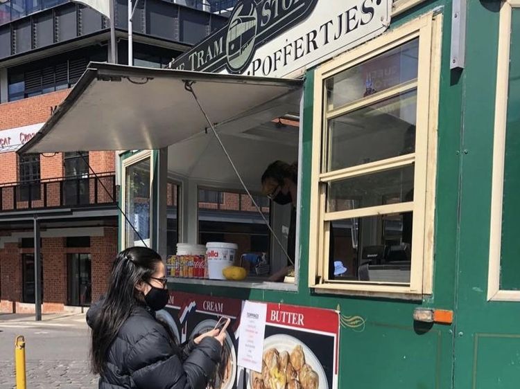 Potret Elodie Bouttier Saat Jajan Food Truck dan Pancake di Australia