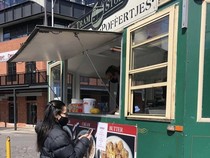 Potret Elodie Bouttier Saat Jajan Food Truck dan Pancake di Australia