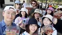 Adik dari Maxime Bouttier ini paling senang mengikuti kegiatan sosial. Salah satunya ketika ikut memetik strawberry bersama teman-temannya di Australia. Foto: Instagram/elodie_bouttier
