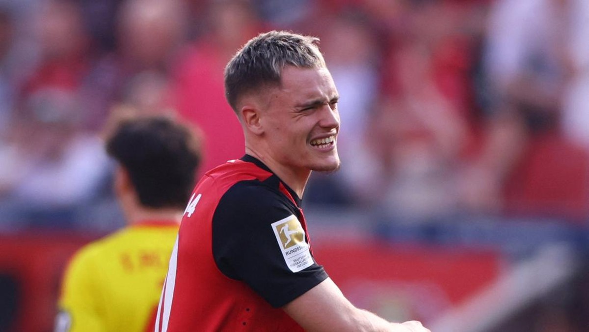 Gelandang Bayer Leverkusen Florian Wirtz maunya ke Bayern Munich? (REUTERS/Thilo Schmuelgen)