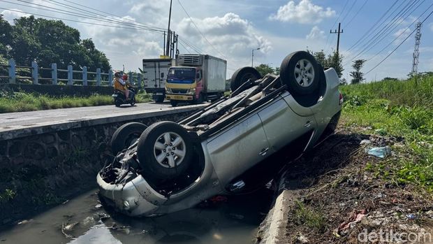 Fortuner nyemplung sungai di Sidoarjo