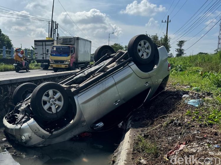Penampakan Fortuner Nyemplung Sungai di Sidoarjo