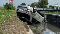 Pengemudi Fortuner yang kaget, spontan membanting setir ke kiri untuk menghindari tabrakan. Sayangnya, manuver itu justru membuat mobil keluar aspal dan masuk ke sungai di tepi jalan.