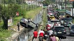 Penampakan Fortuner Nyemplung Sungai di Sidoarjo