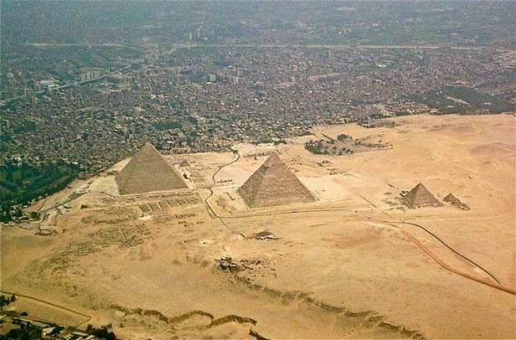 Foto yang diambil dari sisi berbeda