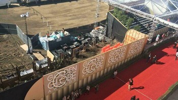 Foto di balik red carpet Golden Globe. Foto: Boredpanda
