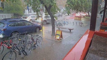 Sambaran Petir Terjadi Saat Foto Ini Diambil Yang Membuatnya Tampak Seperti Siang Hari. Foto: Boredpanda