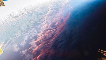 Beginilah Penampakan Matahari Terbenam dari Luar Angkasa Foto: Boredpanda