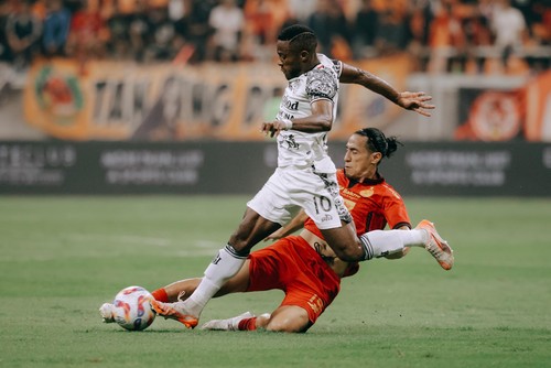 Gelandang Hanif Syahbandi (belakang) berusaha merebut bola dari Privat Mbarga dalam duel Bali United vs Persija Jakarta, Sabtu (10/5/2025) di JIS. (Dokumentasi Bali United)