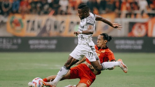 Gelandang Hanif Syahbandi (belakang) berusaha merebut bola dari Privat Mbarga dalam duel Bali United vs Persija Jakarta, Sabtu (10/5/2025) di JIS. (Dokumentasi Bali United)