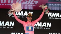 Pebalap tim Lidl-Trek, Mads Pedersen langsung mengenakan jersey Maglia Rosa usai memastikan menjadi yang tercepat dalam catatan waktu klasemen sementara (GC). Tiga etape awal akan dimulai dari Albania dan sisanya akan kembali di tanah Italia.