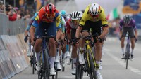 Pebalap tim Lidl-Trek, Mads Pedersen (kiri) saat adu sprint dengan  favorit juara Wout Van Aert (kanan) pada 150 meter sebelum finish. Pedersen unggul sepersekin detik dan berhasil merebut podium pertama pada etape pertama Giro dItalia 2025 di Tirana, Albania, Jumat (9/5) malam.