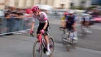 Pebalap tim EF Education - EasyPosts Georg Steinhauser memacu sepedanya pada garis akhir di kota Tirana, Albania. Giro dItalia 2025 menempuh 21 etape dengan waktu 23 hari. Pebalap ditantang melewati total tanjakan mencapai 52.325 meter atau hampir 10 kali lipat tinggi Gunung Everest !