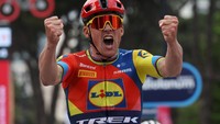 Ekspresi kemenangan pebalap tim Lidl-Trek, Mads Pedersen usai menjadi yang pertama menyentuh garis finish pada etape pertama Giro d Italia 2025. Masih ada 20 etape yang diperlombakan.