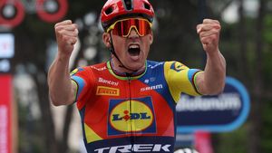 Mads Pedersen Rebut Podium Pertama Etape 1 Giro Italia 2025