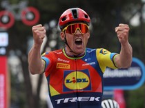 Mads Pedersen Rebut Podium Pertama Etape 1 Giro Italia 2025