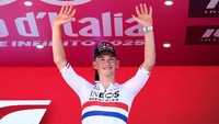 Pebalap Ineos Grenadiers Joshua Tarling merayakan kemenangan usai unggul pada etape kedua Giro dItalia 2025, di Tirana, Albania, Sabtu (10/5/2025). Pebalap Ineos Grenadiers Joshua Tarling mencatat waktu 16 menit 7 detik pada balapan Individual Time Trial (ITT) dengan Jarak 13,7 km. Tarling merupakan spesialis Time Trial (TT) dengan rekor enam dari tujuh kemenangan dari etape TT.