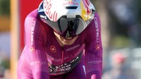 Pebalap Visma-Lease a Bikes Wout Van Aert saat menyentuh garis finish. Giro dItalia 2025 diikuti 184 pebalap yang terbagi dalam 18 tim World Tour dan 5 tim Eropa.