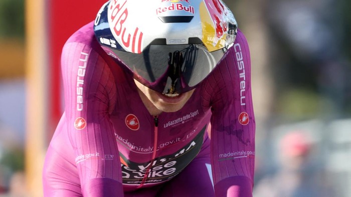 Giro Italia Etape 2 Cycling - Giro d'Italia - Stage 2 - Tirana to Tirana - Albania - May 10, 2025 Team Visma | Lease a Bike's Wilco Kelderman reacts after the time trial REUTERS/Florion Goga