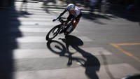 Pebalap UAE Team Emiratess Juan Ayuso memacu sepedanya pada etape kedua Giro dItalia 2025, di Tirana, Albania, Sabtu (10/5/2025). Giro dItalia 2025 menempuh jarak 3,443 km yang dibagi menjadi 21 etape. Terdapat istirahat 2 hari sehingga balapan menjadi 23 hari.