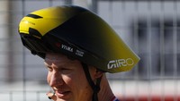 Pebalap Visma-Lease a Bikes Wilco Kelderman dengan desain helm TT yang full aero.