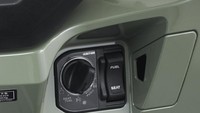 Sebagai skutik gambot, fitur yang tertanam di kendaraan tak main-main. Pabrikan melengkapinya dengan pencahayaan full LED, idling stop system (ISS) dengan AC6, sistem pengereman antilock braking system (ABS) berkanal ganda, TCS system dan layar TFT yang bisa dihubungkan ke ponsel. Foto: Doc. Sundiro Honda.