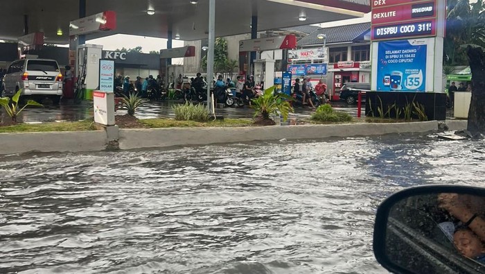 Jalan Raya Bogor-Jakarta arah Pamulang terendam banjir