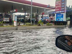 Hujan Deras, Jalan Raya di Ciputat Arah Pamulang Tergenang