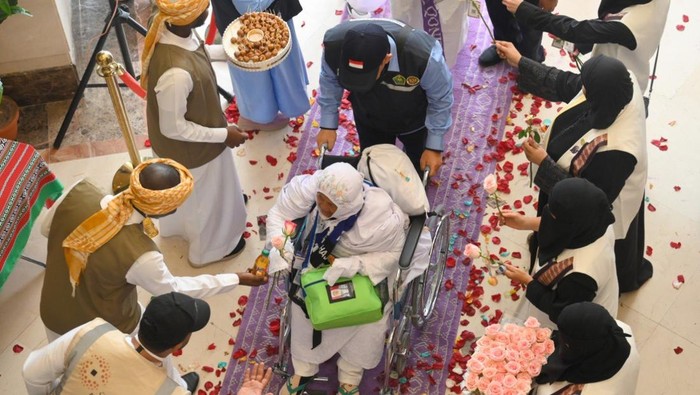 Jemaah haji Indonesia mulai berdatangan di Makkah, Arab Saudi dan disambut dengan lantunan selawat hingga bunga mawar. (dok. Media Center Haji)
