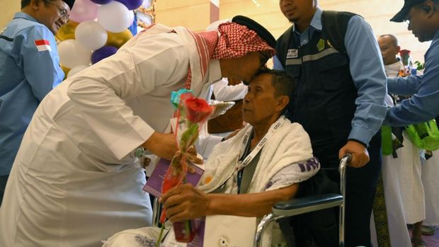 Jemaah haji Indonesia mulai berdatangan di Makkah, Arab Saudi dan disambut dengan lantunan selawat hingga bunga mawar. (dok. Media Center Haji)