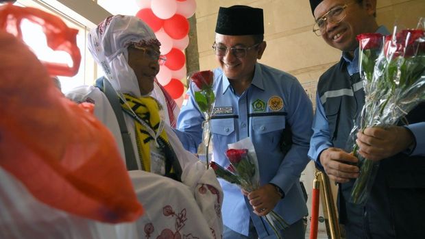 Jemaah haji Indonesia mulai berdatangan di Makkah, Arab Saudi dan disambut dengan lantunan selawat hingga bunga mawar. (dok. Media Center Haji)