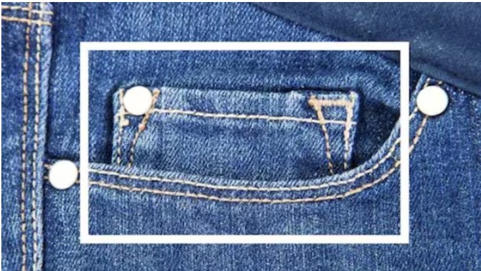 Kantong kecil dalam saku celana kanan jeans dan paku keling