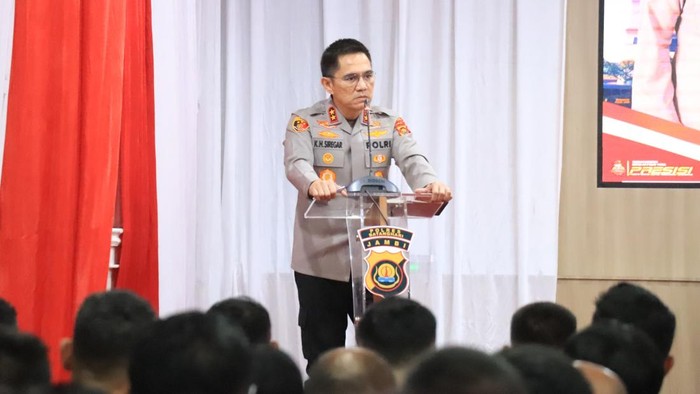 Kapolda Jambi Irjen Krisno H. Siregar saat memberikan arahan personel di Polres Batanghari
