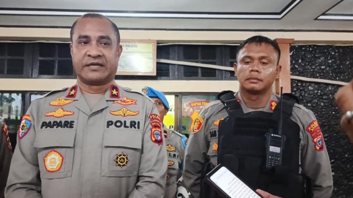 Kapolda Papua Tengah, Brigjen Alfred Papare saat memberikan keterangan kepada wartawan.