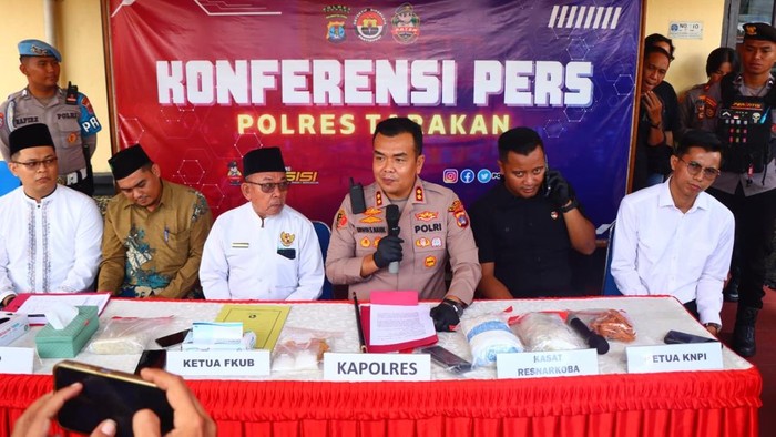 Kapolres Tarakan AKBP Erwin S. Manik saat melakukan konfrensi pers.