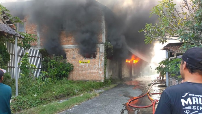 Petugas saat memadamkan api yang membakar gudang tas di Kajen, Bangunjiwo, Kasihan, Bantul, Sabtu (10/5/2025).