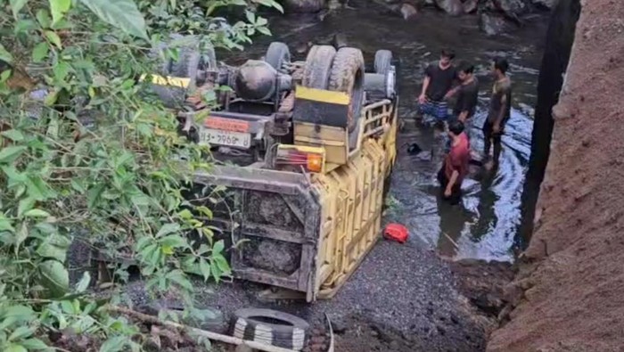 Kondisi truk yang terjun dari atas Jembatan Sungai Prukut, Desa Rancamaya, Kecamatan Cilongok, Kabupaten Banyumas, Sabtu (10/5/2025).
