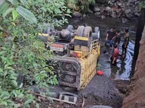 Jalan Longsor, Truk Muatan Batu Split Terjun dari Jembatan Prukut Banyumas