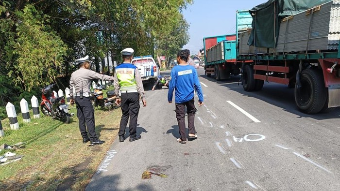 Polisi saat melakukan olah TKP kecelakaan karambol di Jalan Sragen-Ngawi, tepatnya di Desa Bener, Kecamatan Ngrampal, Kabupaten Sragen, Sabtu (10/5/2025).
