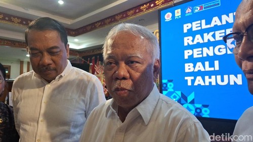 Kepala Otorita Ibu Kota Nusantara (IKN), Basuki Hadimuljono, usai acara Pelantikan Pengurus Daerah (Pengda) Keluarga Alumni Gadjah Mada (KAGAMA) Bali di Gedung PLN UID Renon, Denpasar, Bali. Sabtu (10/5/2025)(Fabiola Dianira).