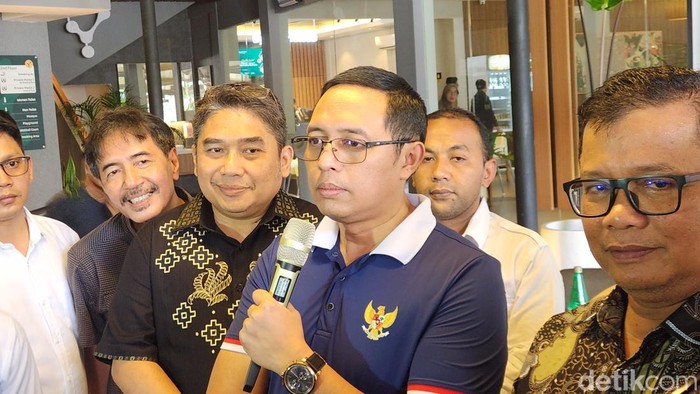 Hasan Nasbi Usul Mahasiswi ITB Pembuat Meme Prabowo-Jokowi Dibina