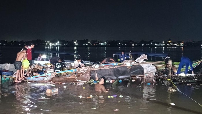 Kondisi jukung atau motor sungai Doa Ibu yang luluh lantak usai meledak di Perairan Sungai Musi.