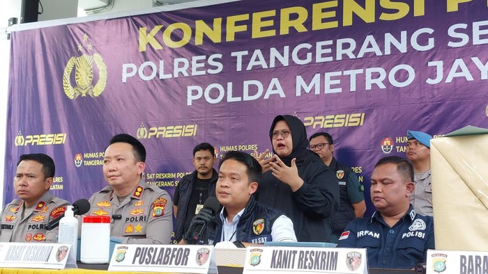 Konferensi pers ungkap kasus pembunuhan abang oleh adiknya di Pamulang, Tangeran Selatan.