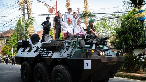 Koster bersama Sedana Arta melakukan joy ride keliling Kota Bangli menggunakan kendaraan tempur Anoa di HUT Bangli, Sabtu (10/5/2025). (IST)