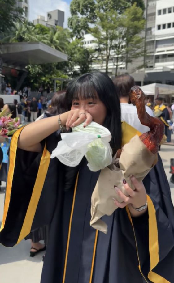 Kreasi Buket Wisuda Unik! Bebek Panggang Utuh yang Bikin Ngiler