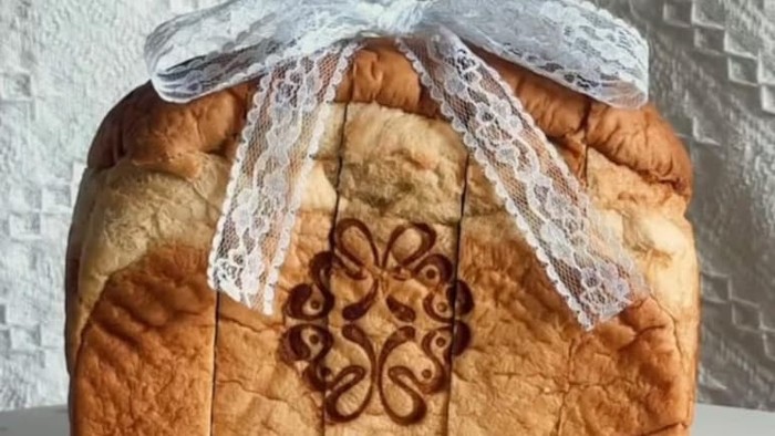 Kreatif! Undangan Pernikahan Pakai Roti yang Bisa Dimakan
