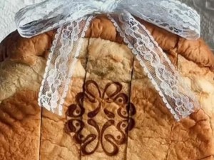 Kreatif! Undangan Pernikahan Pakai Roti yang Bisa Dimakan