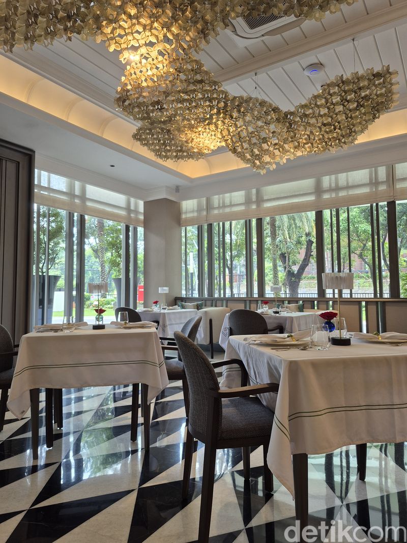 Lenore Exquisite Dining.