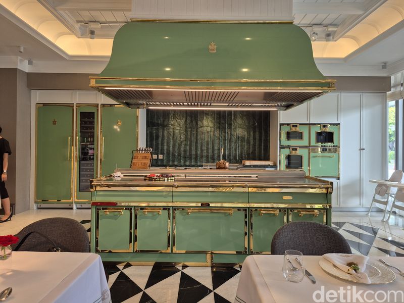 Lenore Exquisite Dining.
