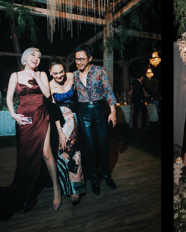 Para selebriti yang hadir dalam resepsi pernikahan Luna Maya antara lain penyanyi Bunga Citra Lestari dan komedian Aming Supriatna Sugandhi. Foto: Instagram @itsmebcl